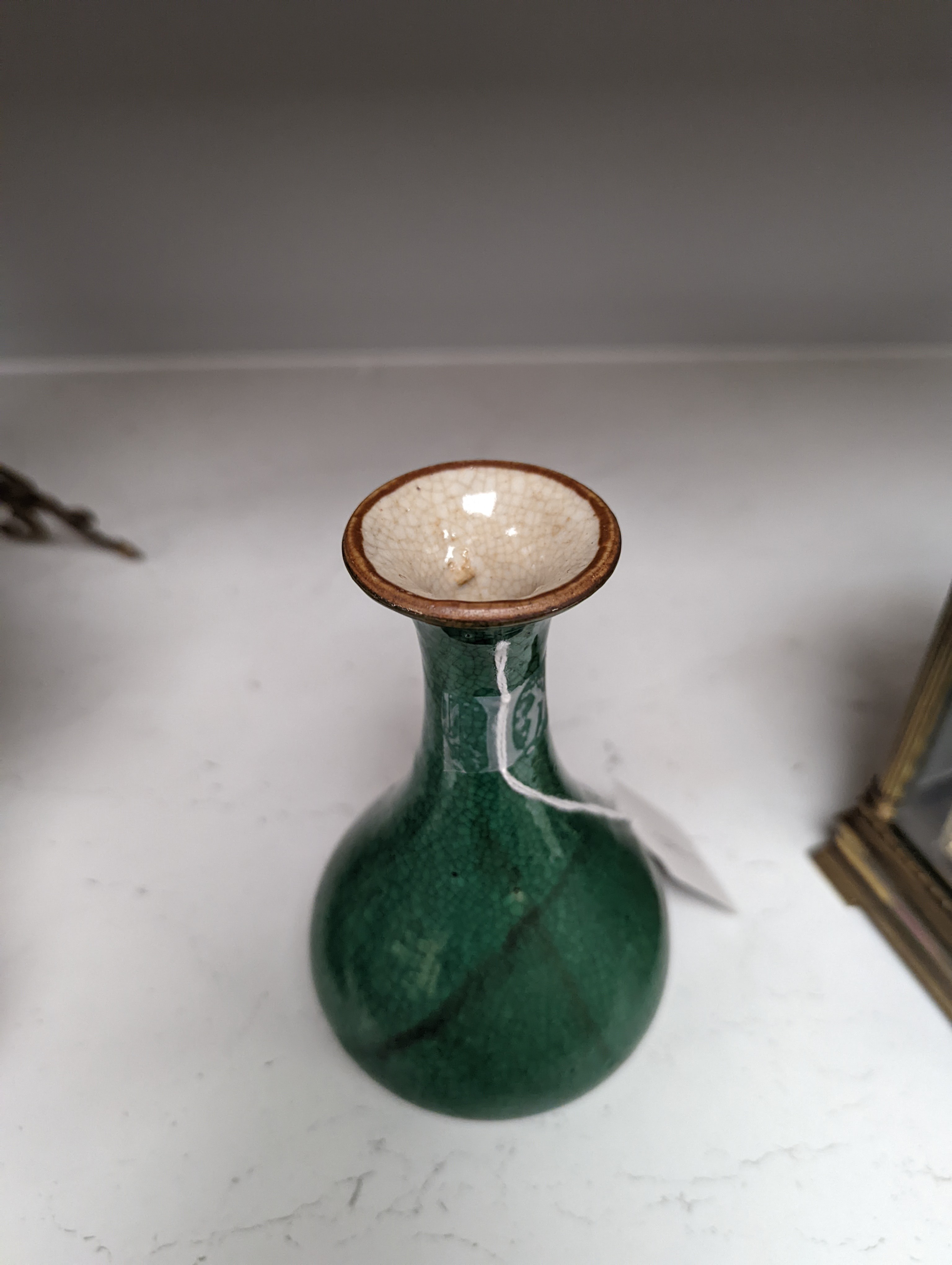 A Chinese green crackle glaze vase 15cm